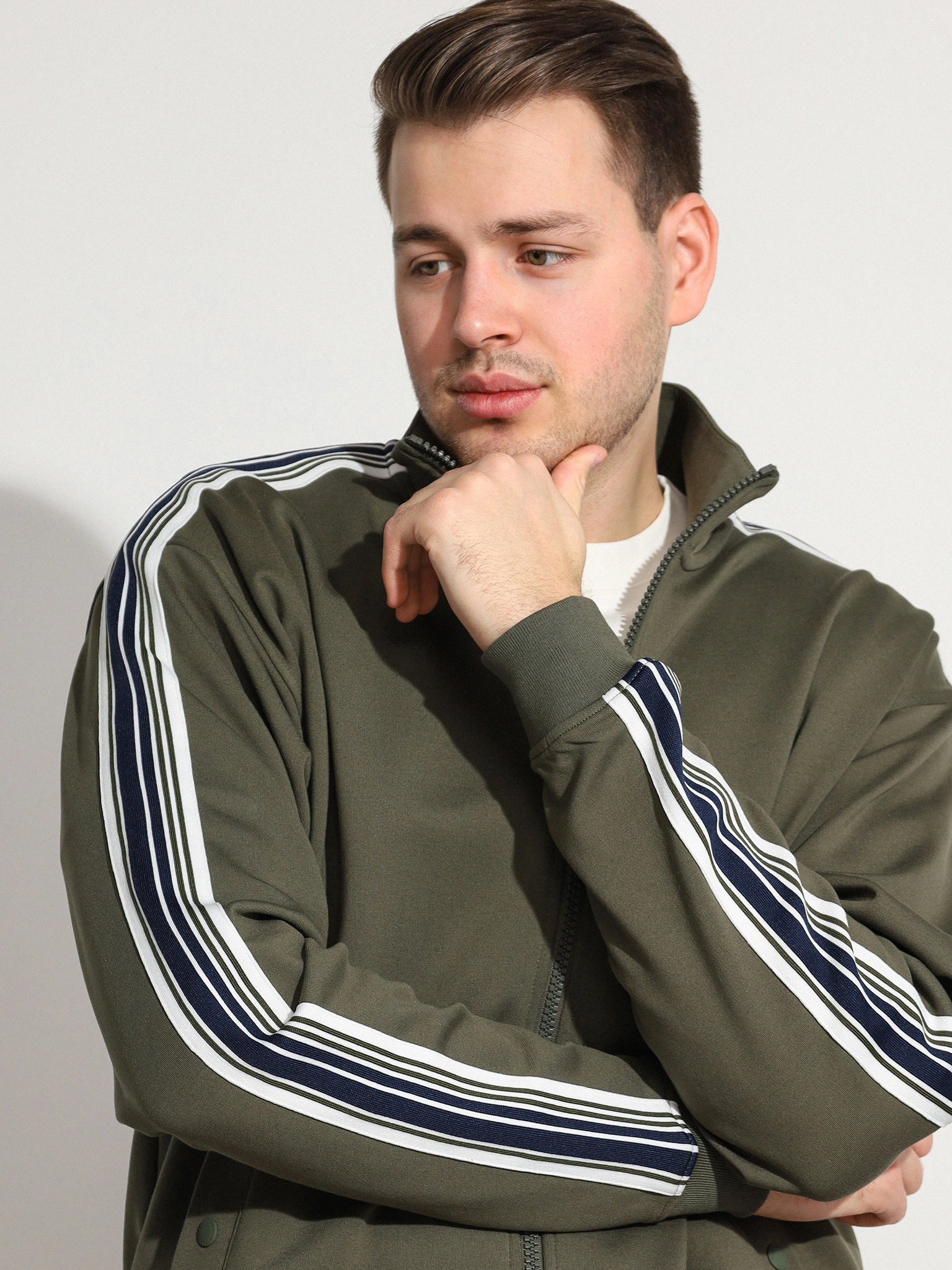 Толстовка зеленого цвета с лампасами по рукавам из смесового хлопка